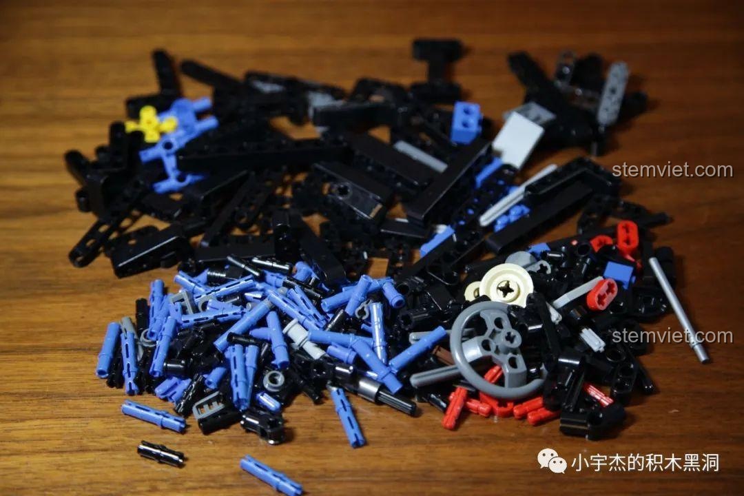 Các linh kiện từ túi số 2 của bộ lắp ráp SEMBO 701990 Ford F-150 Raptor được trải ra.