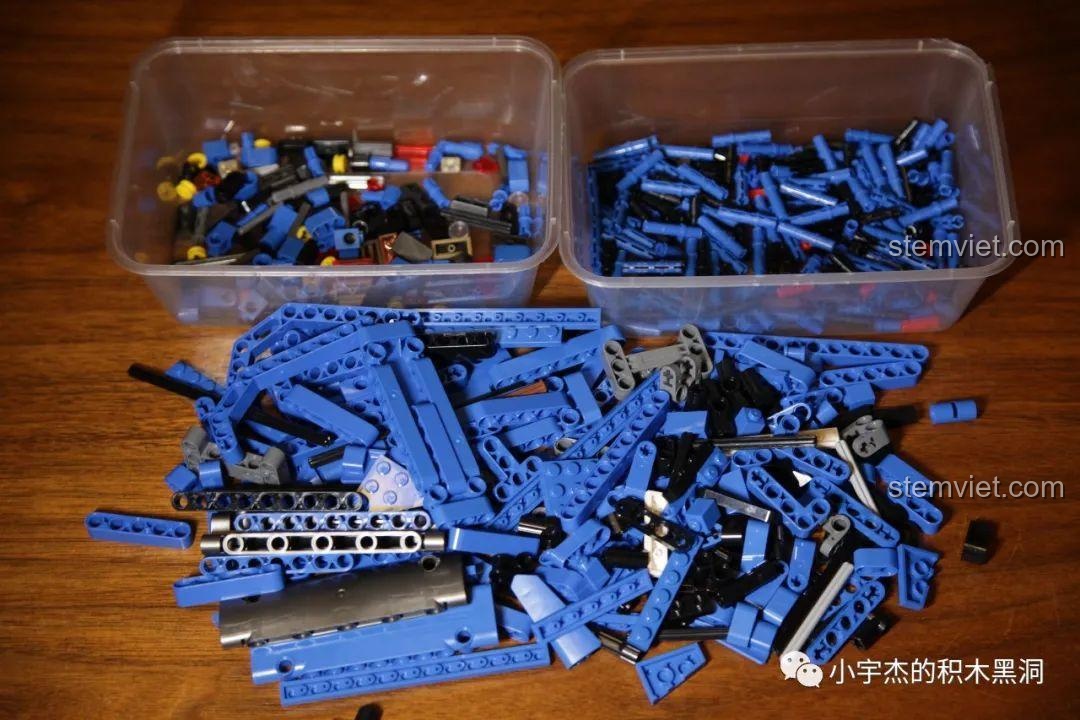 Các linh kiện từ túi số 3 của bộ lắp ráp SEMBO 701990 Ford F-150 Raptor được trải ra.