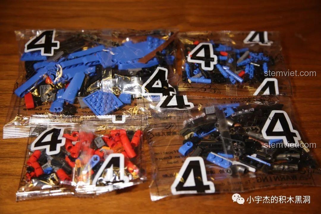 Các linh kiện từ túi số 4 của bộ lắp ráp SEMBO 701990 Ford F-150 Raptor được trải ra.