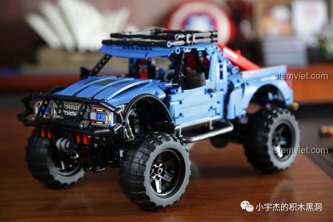 Góc nhìn bên cạnh của mô hình SEMBO 701990 Ford F-150 Raptor đã hoàn thiện.