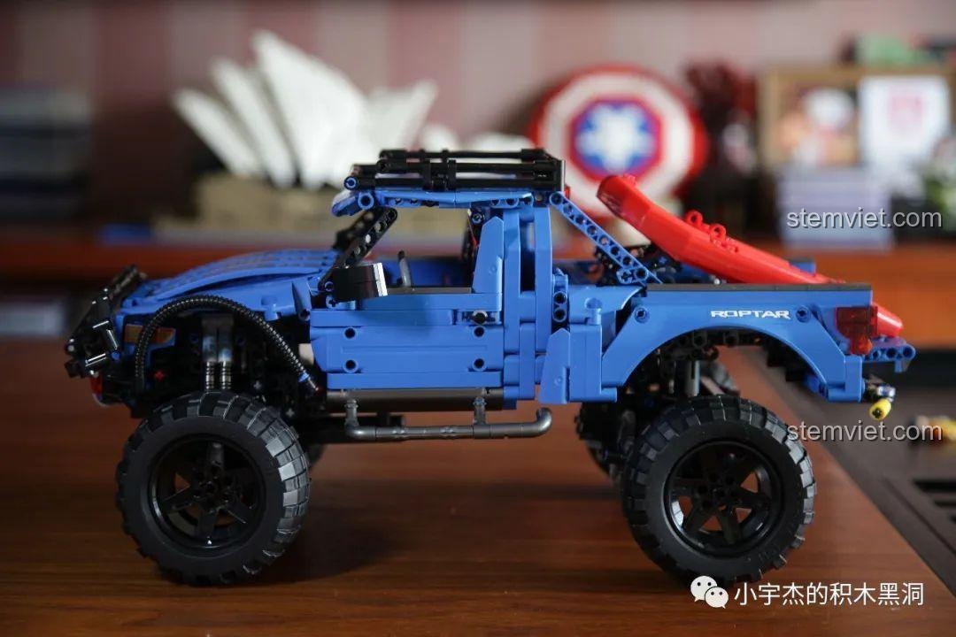 Mặt trước của mô hình SEMBO 701990 Ford F-150 Raptor đã hoàn thiện, với lưới tản nhiệt và đèn pha.