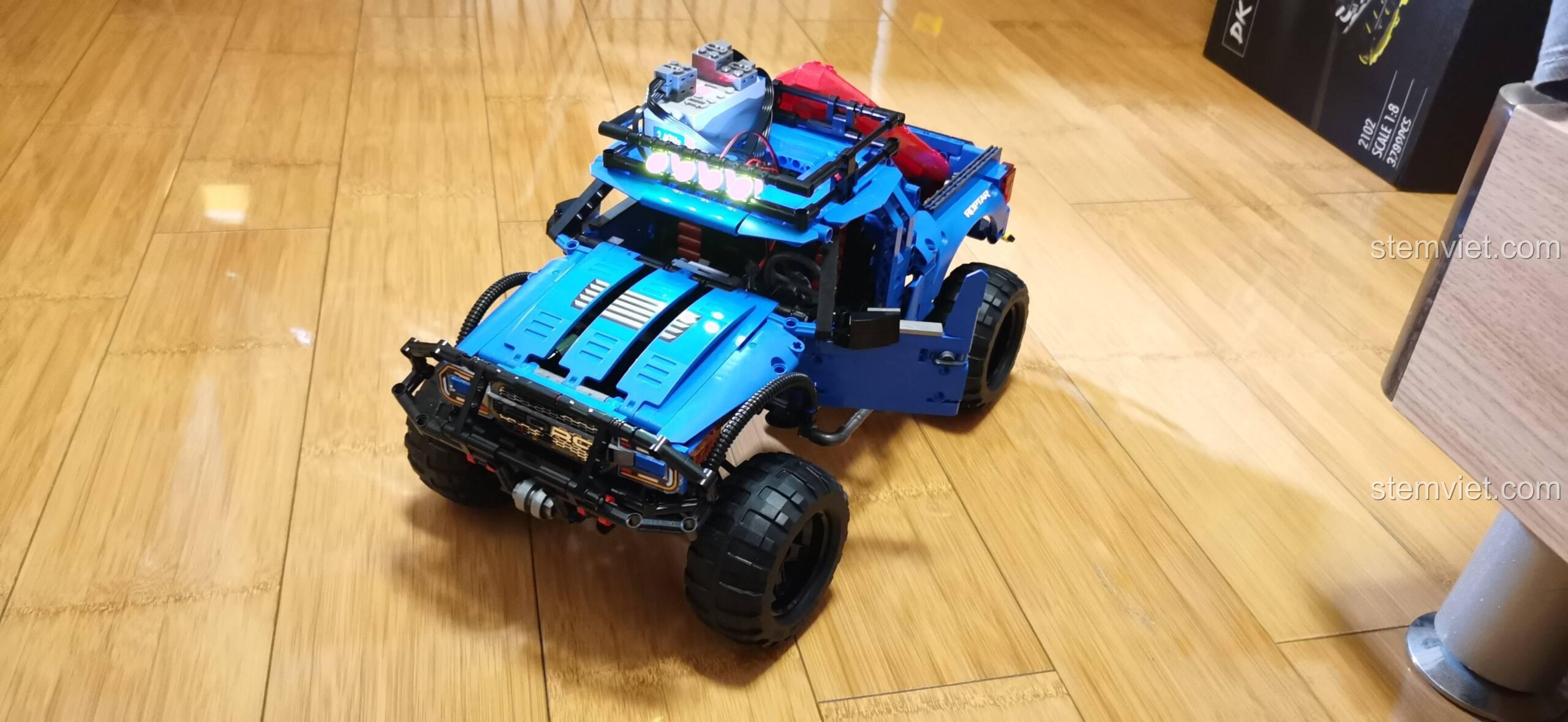 Đồ chơi mô hình SEMBO 701990 Ford F-150 Raptor Nâng Cấp, bộ lắp ráp xe bán tải off-road 1630 mảnh, màu xanh dương, cho bé trai khám phá.