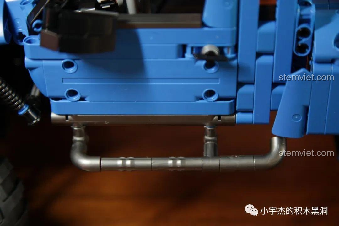 Chi tiết ghế ngồi của đồ chơi mô hình SEMBO 701990 Ford F-150 Raptor Nâng Cấp, bộ lắp ráp xe bán tải địa hình, với logo Ford được tùy chỉnh.