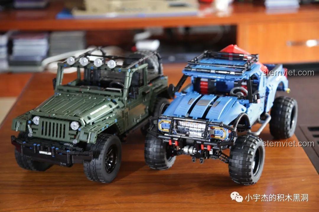 Khoang chứa đồ phía sau của đồ chơi mô hình SEMBO 701990 Ford F-150 Raptor Nâng Cấp, bộ lắp ráp xe bán tải địa hình, với các dụng cụ đi kèm.