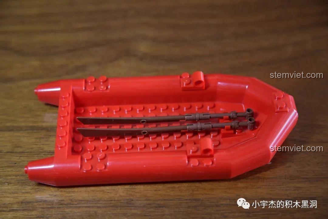 Thuyền kayak màu đỏ đi kèm bộ lắp ráp SEMBO 701990 Ford F-150 Raptor Nâng Cấp, đồ chơi mô hình xe bán tải địa hình.