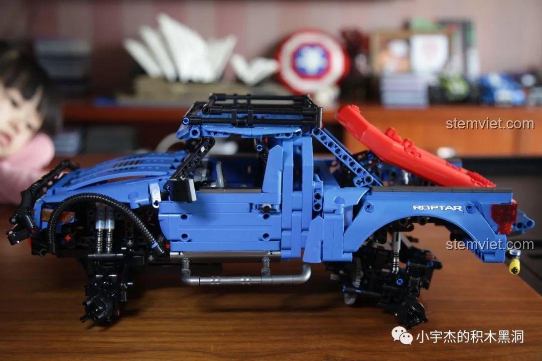 Thuyền kayak và mái chèo đi kèm bộ lắp ráp SEMBO 701990 Ford F-150 Raptor Nâng Cấp, đồ chơi mô hình xe bán tải địa hình.