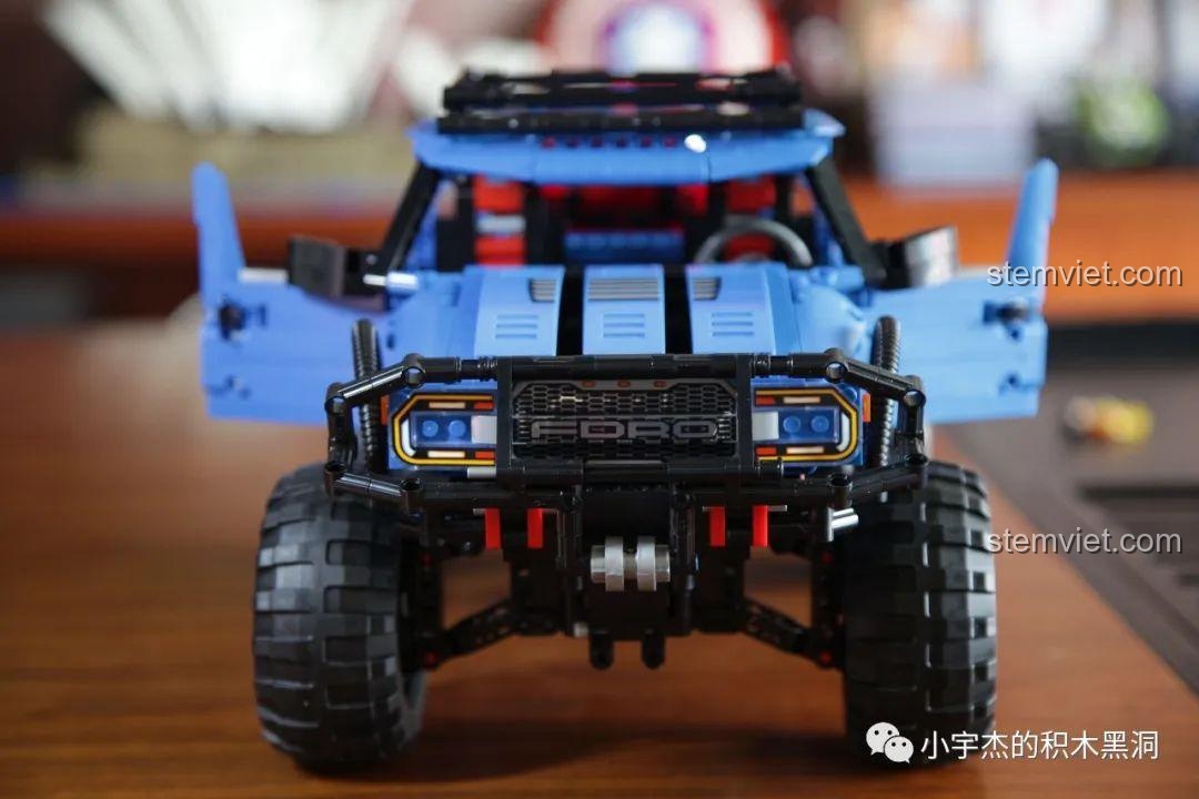 Nội thất bên trong mô hình SEMBO 701990 Ford F-150 Raptor, với ghế ngồi và vô lăng.