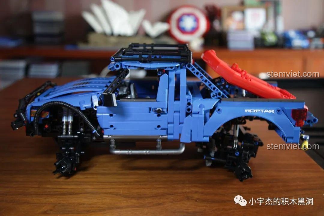 So sánh mô hình SEMBO 701990 Ford F-150 Raptor nâng cấp (màu xanh) với phiên bản cũ (màu đỏ).