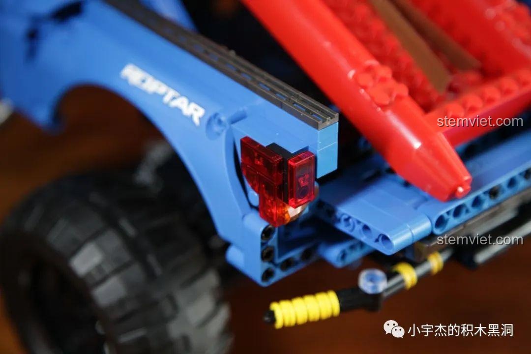 So sánh kích thước mô hình SEMBO 701990 Ford F-150 Raptor với xe Jeep Wrangler của YuXing.