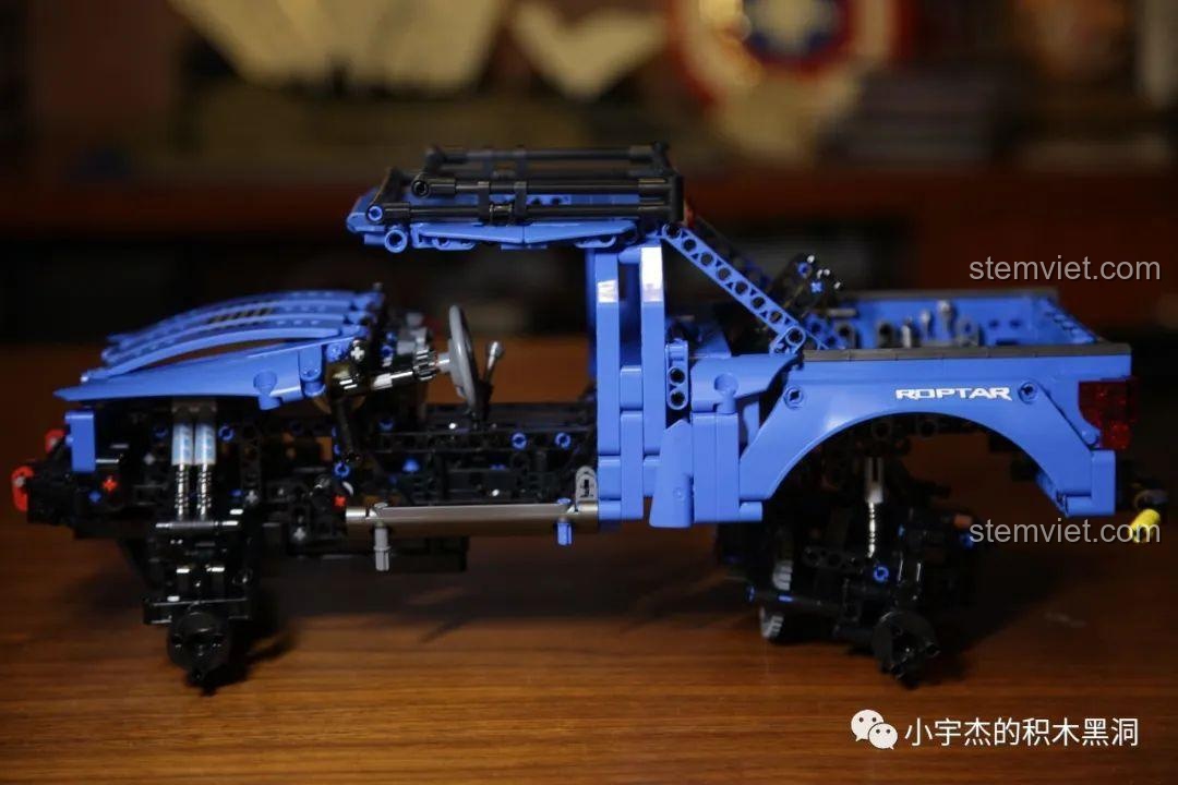 Thân xe của mô hình SEMBO 701990 Ford F-150 Raptor nhìn từ bên cạnh, với các chi tiết đã lắp ráp.