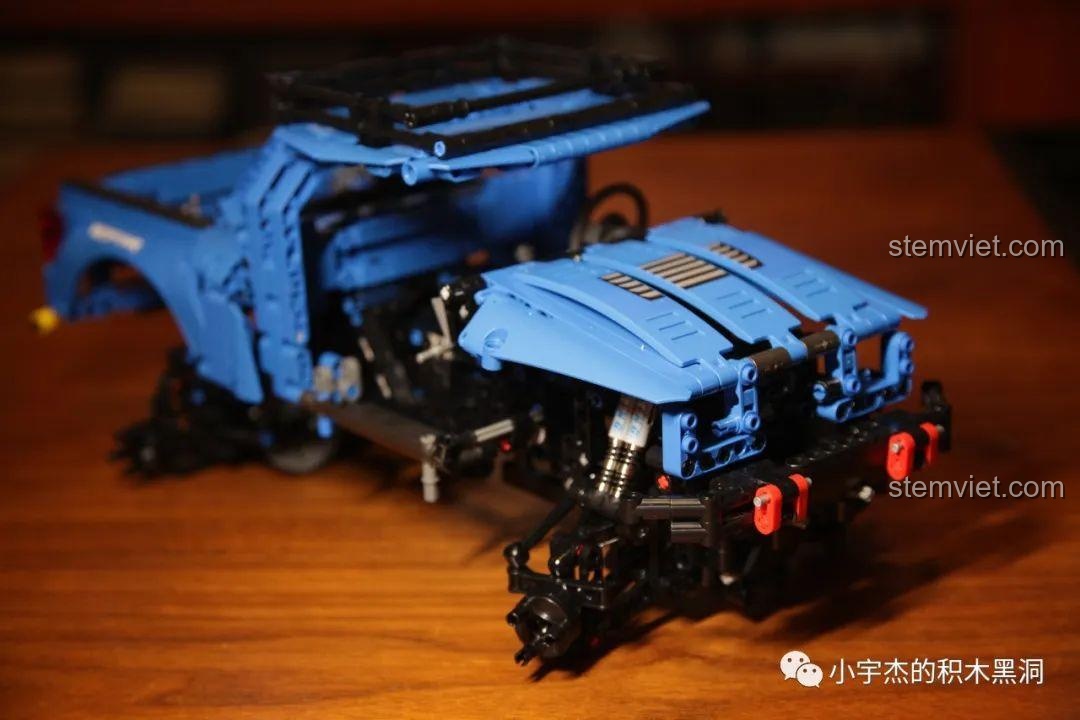 Thân xe của mô hình SEMBO 701990 Ford F-150 Raptor nhìn từ phía trước, với các chi tiết đã lắp ráp.