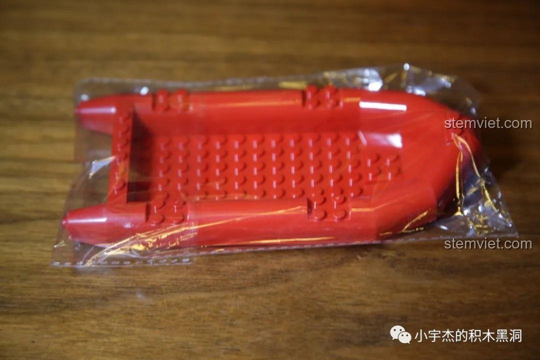 Thuyền kayak màu đỏ với hai mái chèo đi kèm mô hình SEMBO 701990 Ford F-150 Raptor.