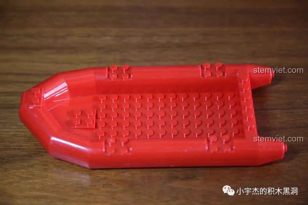 Chiếc thuyền kayak màu đỏ được đặt trên thùng sau của mô hình SEMBO 701990 Ford F-150 Raptor.