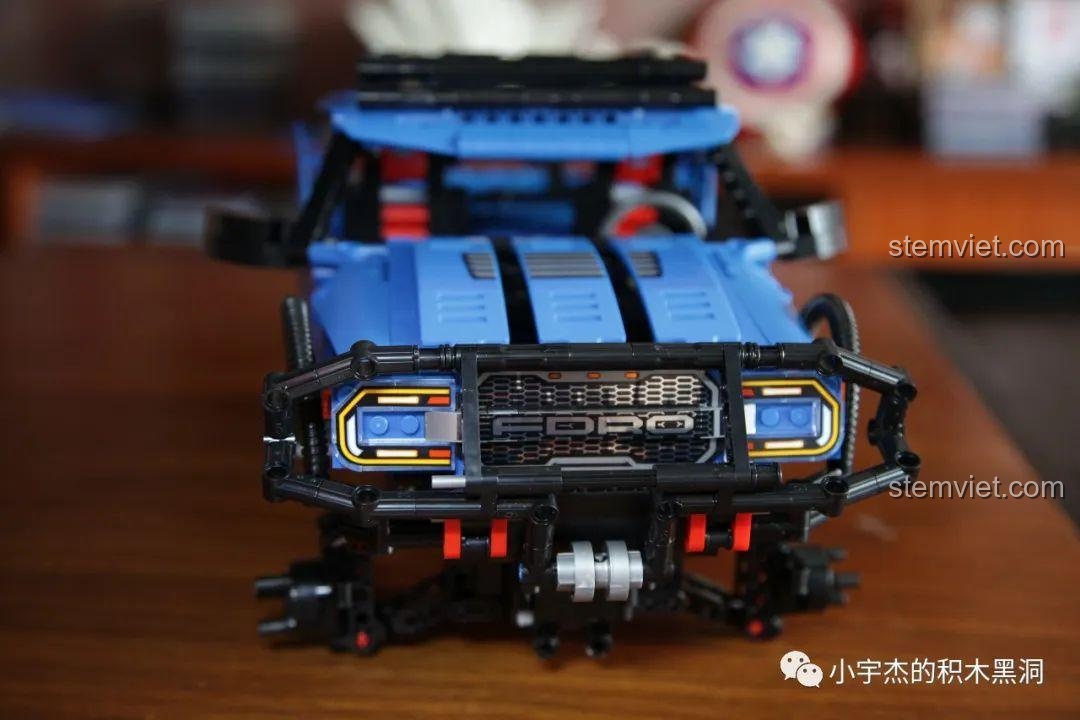 Chiếc thuyền kayak màu đỏ đi kèm mô hình SEMBO 701990 Ford F-150 Raptor, được đóng gói riêng biệt.