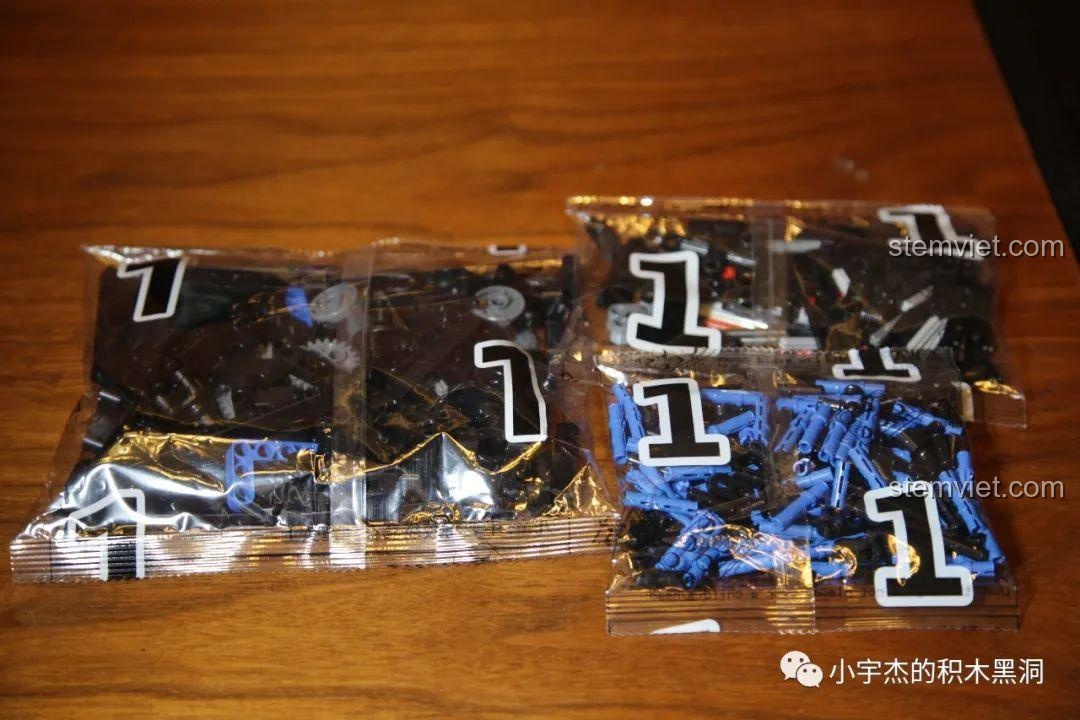 Các túi linh kiện được đánh số 1 của bộ lắp ráp SEMBO 701990 Ford F-150 Raptor, phục vụ cho giai đoạn đầu.