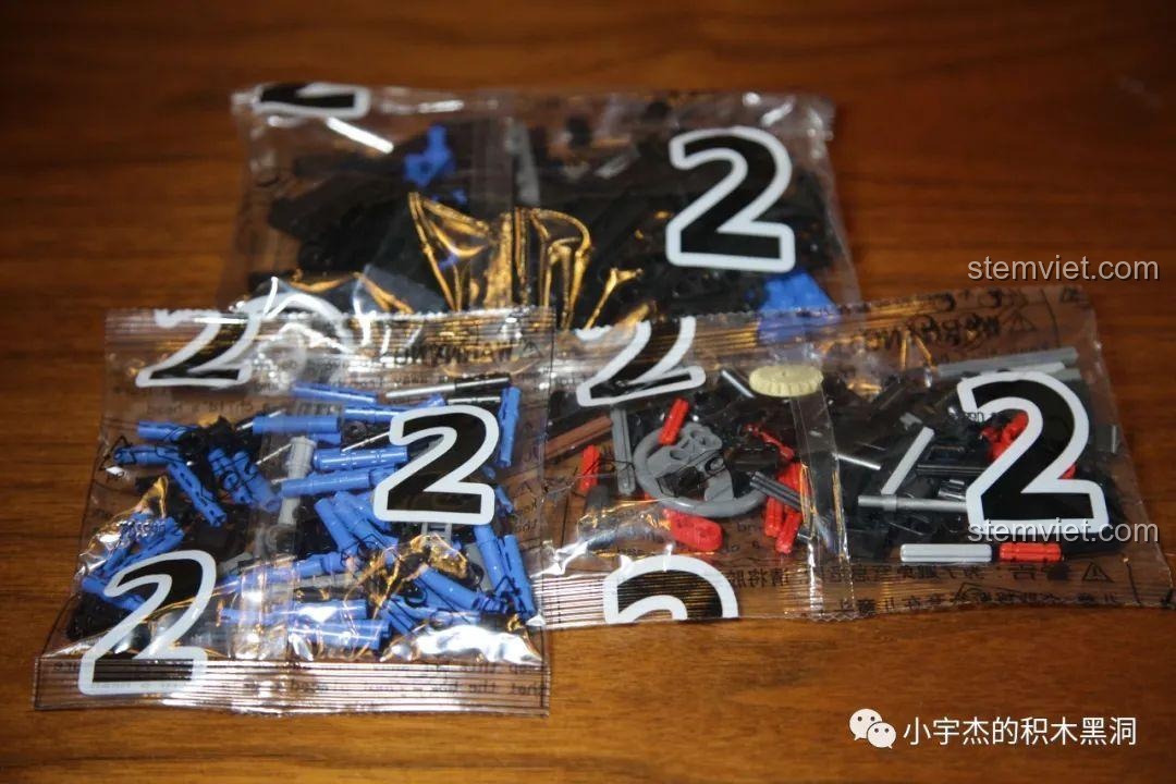 Các túi linh kiện được đánh số 2 của bộ lắp ráp SEMBO 701990 Ford F-150 Raptor.