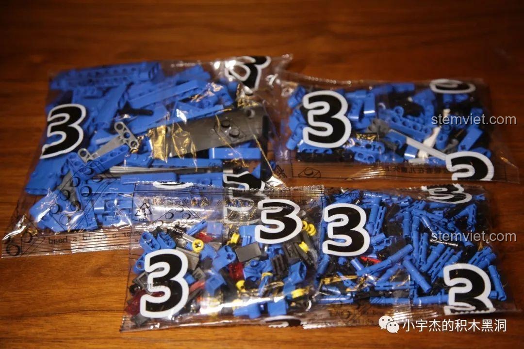 Các túi linh kiện được đánh số 3 của bộ lắp ráp SEMBO 701990 Ford F-150 Raptor.