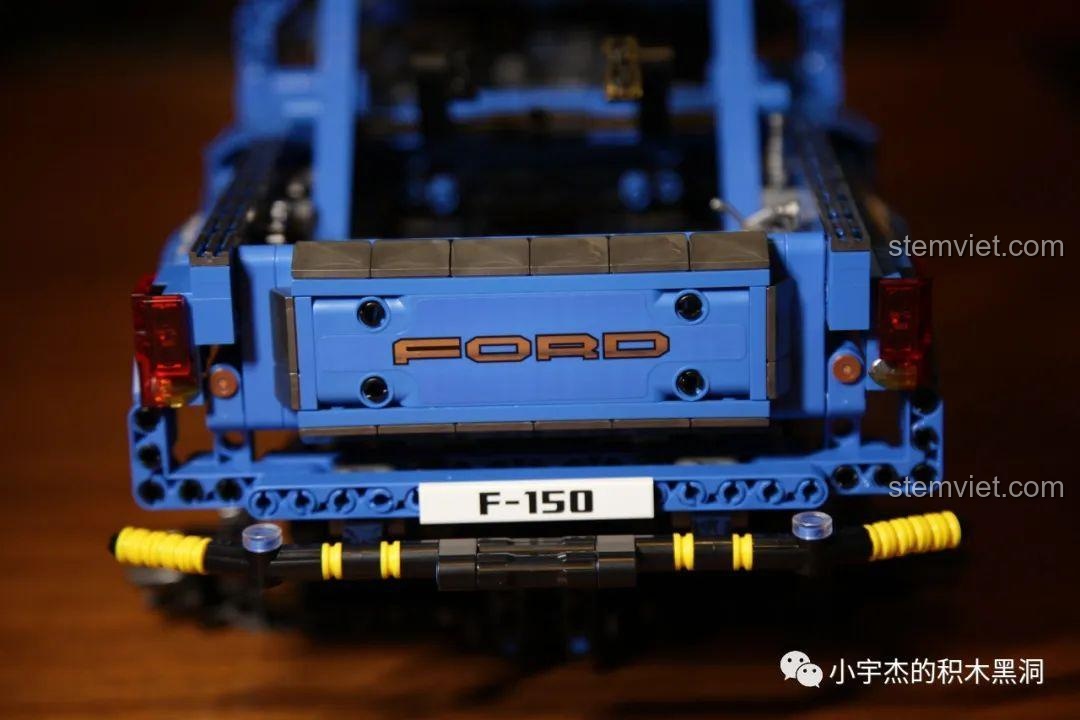 Các túi linh kiện được đánh số 4 của bộ lắp ráp SEMBO 701990 Ford F-150 Raptor.