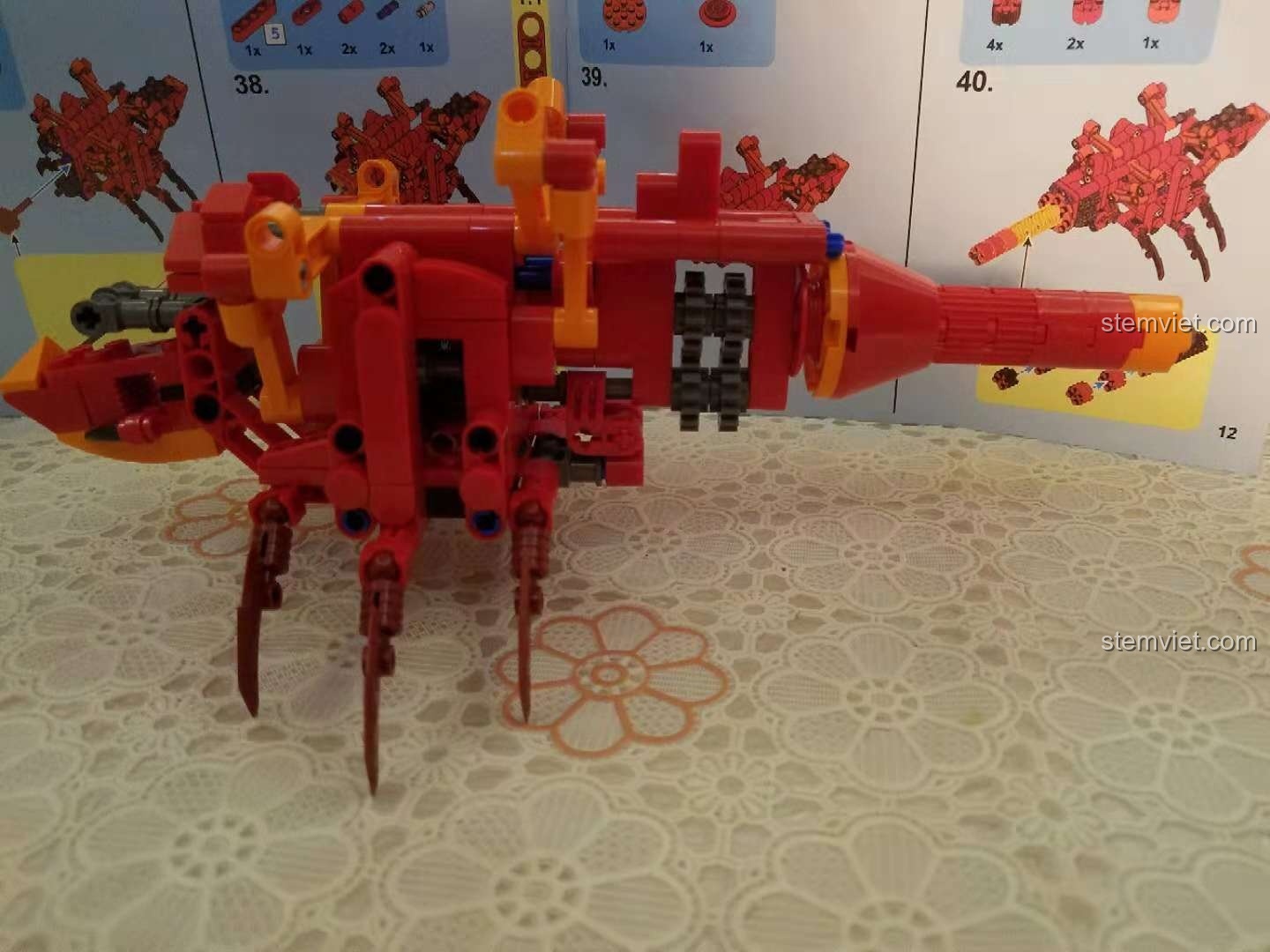 Quá trình lắp ráp thân của bộ lắp ghép Sembo 703300 Chuồn Chuồn Đỏ Cơ Khí, chi tiết sắc nét.