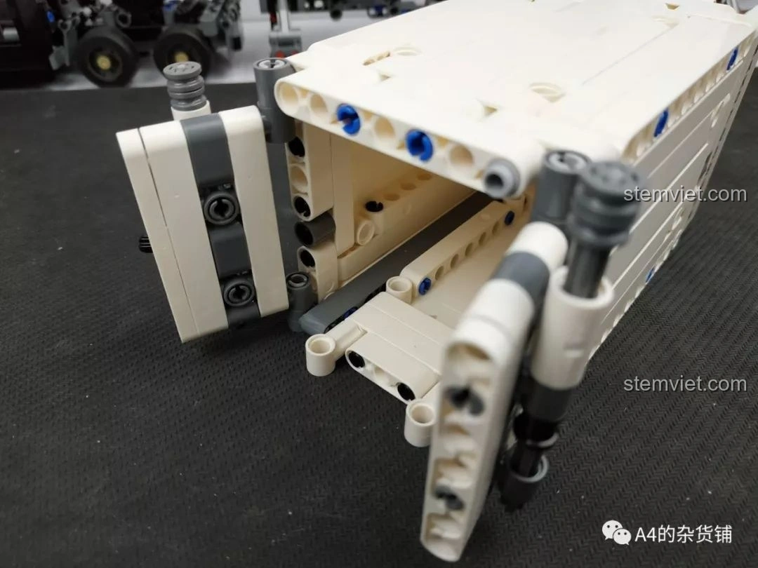 Container màu trắng của xe tải có thể mở cửa, cho thấy không gian bên trong, của bộ lắp ráp Xe Tải Container Cơ Khí SEMBO 703940.