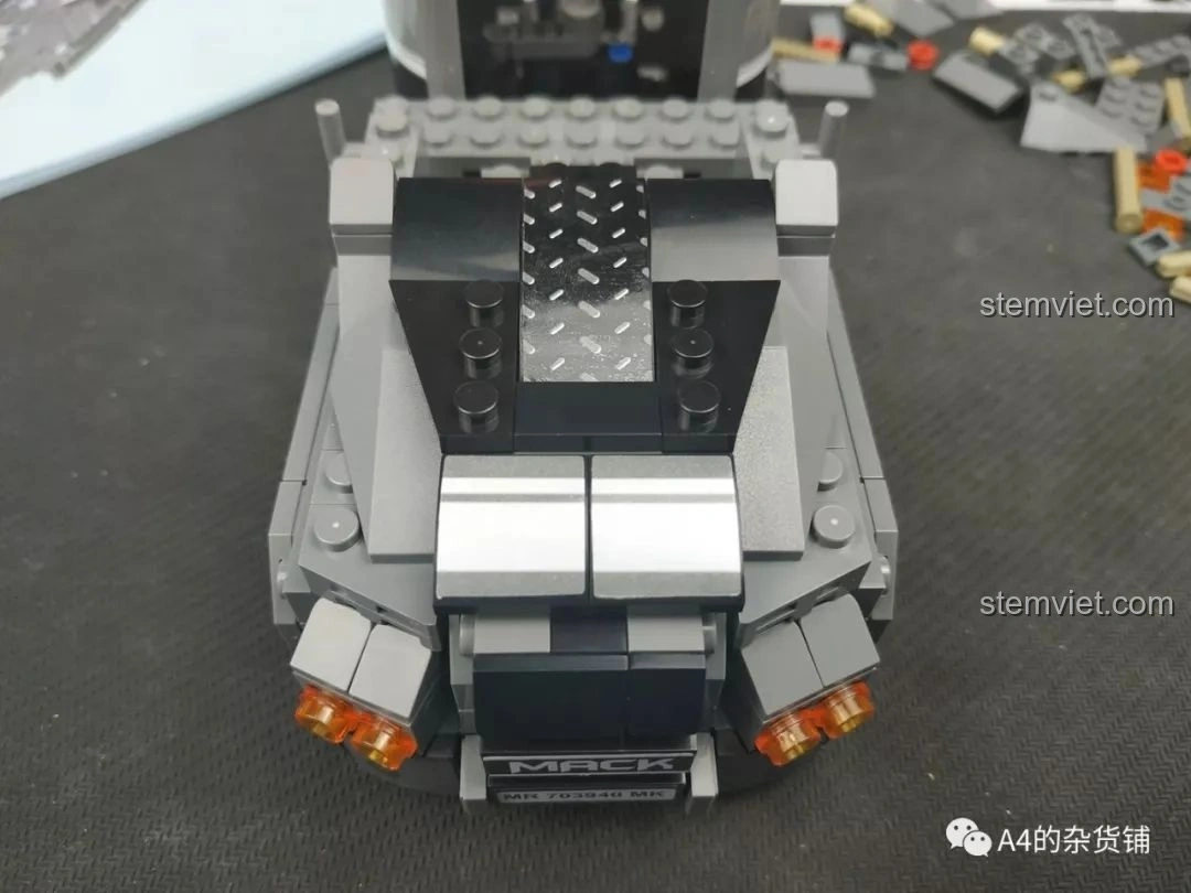 Phần đầu xe tải đã hoàn thiện, với đèn pha màu cam và logo MACK rõ nét, của bộ lắp ráp Xe Tải Container Cơ Khí SEMBO 703940.