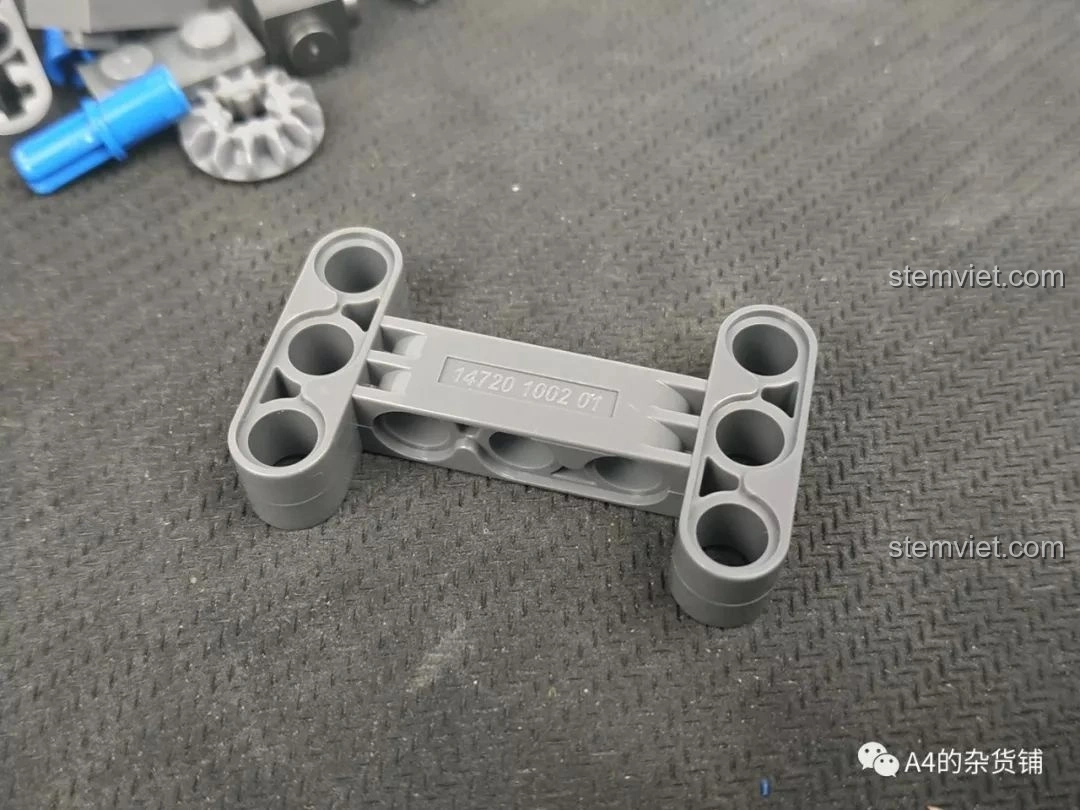 Mảnh ghép màu xám của bộ lắp ráp Xe Tải Container Cơ Khí SEMBO 703940 có in số hiệu '14720 1002 01' trên bề mặt.