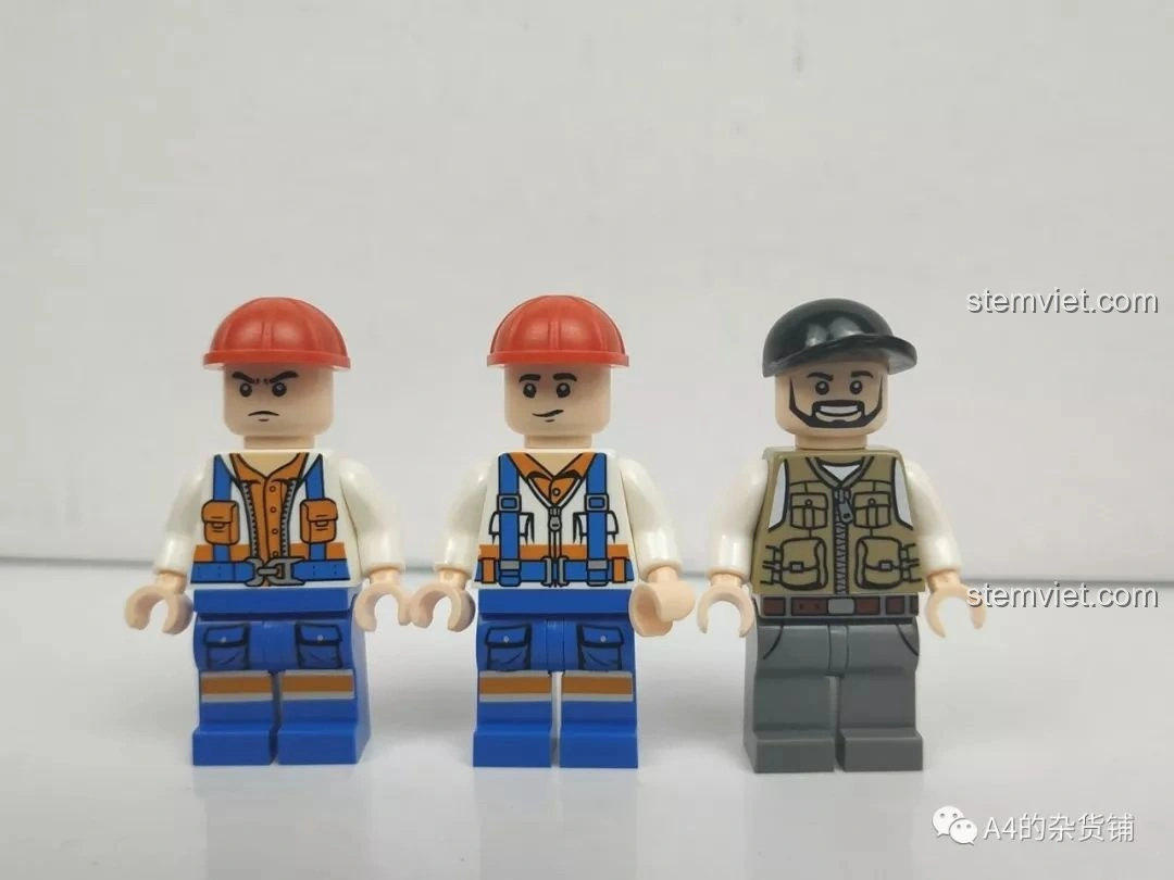 Ba nhân vật minifigure công nhân đi kèm bộ lắp ráp Xe Tải Container Cơ Khí SEMBO 703940 với trang phục và mũ bảo hộ.