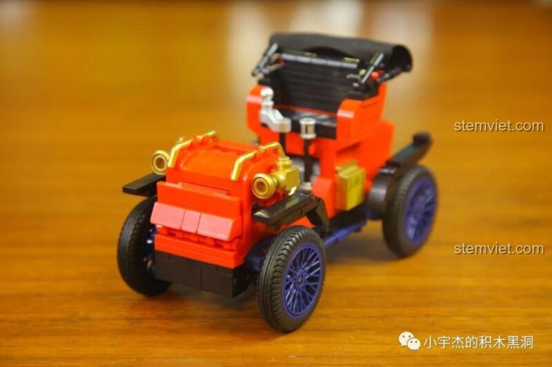 SEMBO 5400, mô hình xe Duryea Model L nhìn từ góc nghiêng phía trước, thể hiện rõ động cơ kéo lùi và thiết kế cổ điển, bộ lắp ghép 705400 mang lại trải nghiệm thú vị