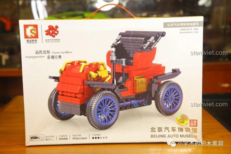 bộ xếp hình Xe hơi cổ điển Duryea SEMBO 705400, ảnh hộp sản phẩm màu trắng vàng, có quai xách, hiển thị mô hình xe Duryea Model L màu đỏ đen, phù hợp bé trai 6 tuổi