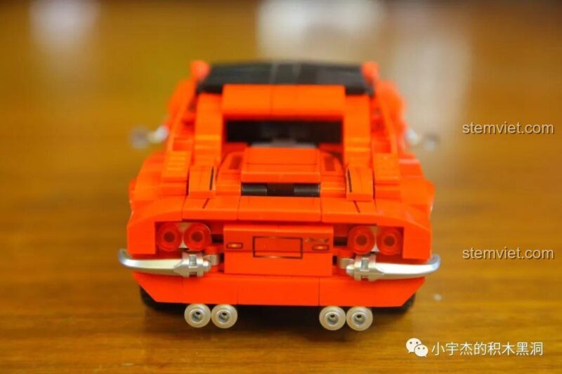 Toàn cảnh cạnh bên mô hình Ferrari Dino 246 GTS từ bộ SEMBO 705701, với mui xe có thể tháo rời