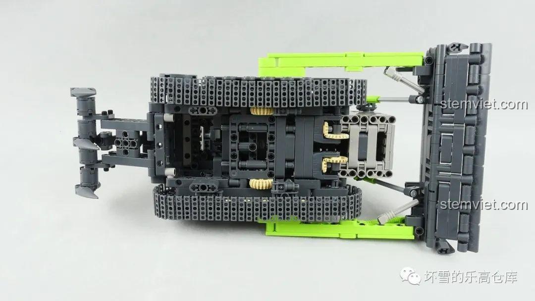Gầm xe của mô hình xe ủi SEMBO 705940, cho thấy cấu trúc Technic và hệ thống bánh răng bên trong.