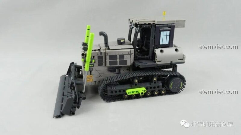 Chi tiết cabin của xe ủi SEMBO 705940 với cửa có thể mở, một minifigure được đặt vào để so sánh tỷ lệ.