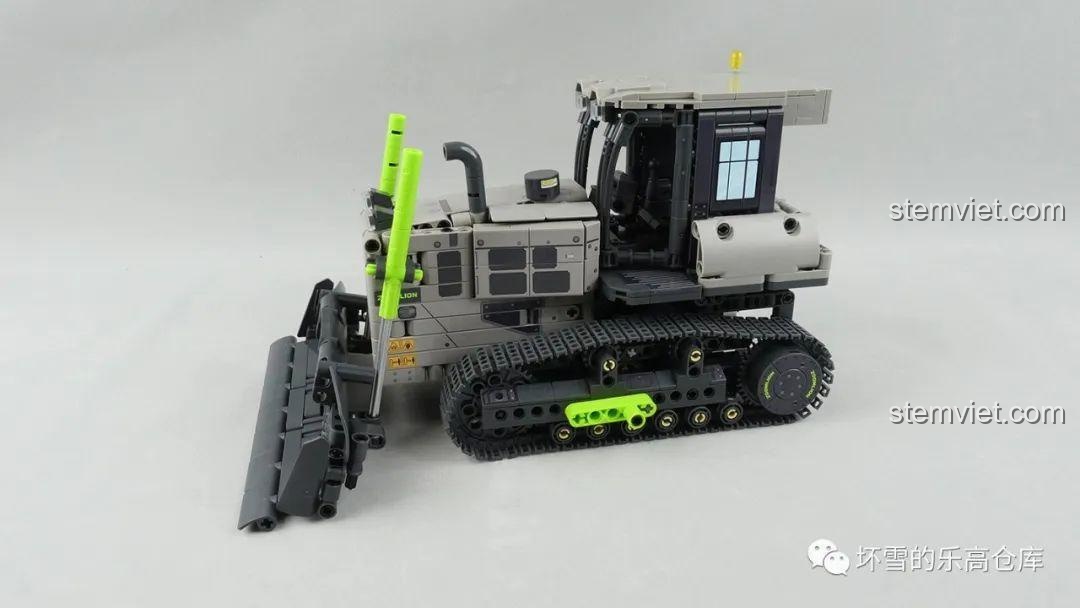 Chi tiết cabin của xe ủi SEMBO 705940 với cửa có thể mở, một minifigure được đặt vào để so sánh tỷ lệ.