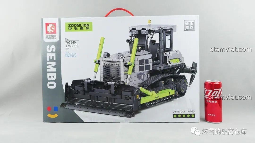 Ảnh review thực tế hộp đồ chơi mô hình Xe ủi Zoomlion 705940, so sánh kích thước với lon nước ngọt, cho thấy đây là một bộ lắp ráp lớn.