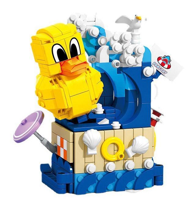 Bộ lắp ghép Sembo 708992C Loa Thông Minh Vịt Pancoat Lướt Sóng, đồ chơi lắp ráp hình vịt con màu vàng đang lướt sóng, tích hợp loa thông minh và giá đỡ điện thoại, phù hợp cho bé trai và bé gái 6 tuổi trở lên, mang lại trải nghiệm giải trí thông minh và sáng tạo.