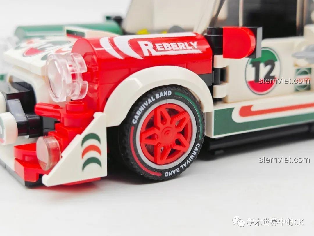 Cận cảnh bánh xe của mô hình SEMBO 714012 Xe Đua Mini Carnival Band BK.8, với vành xe màu đỏ nổi bật và chữ 