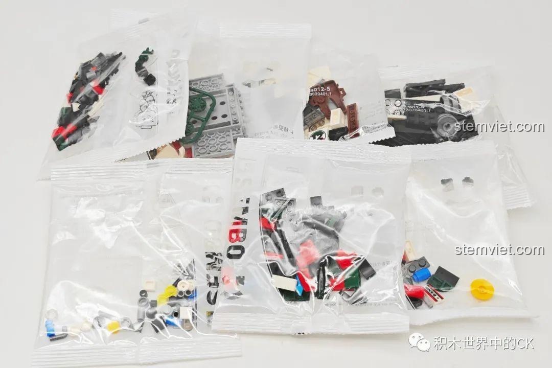 Các túi mảnh ghép nhựa ABS cao cấp của bộ lắp ghép SEMBO 714012 Xe Đua Mini Carnival Band BK.8 được phân loại gọn gàng, sẵn sàng cho việc lắp ráp.