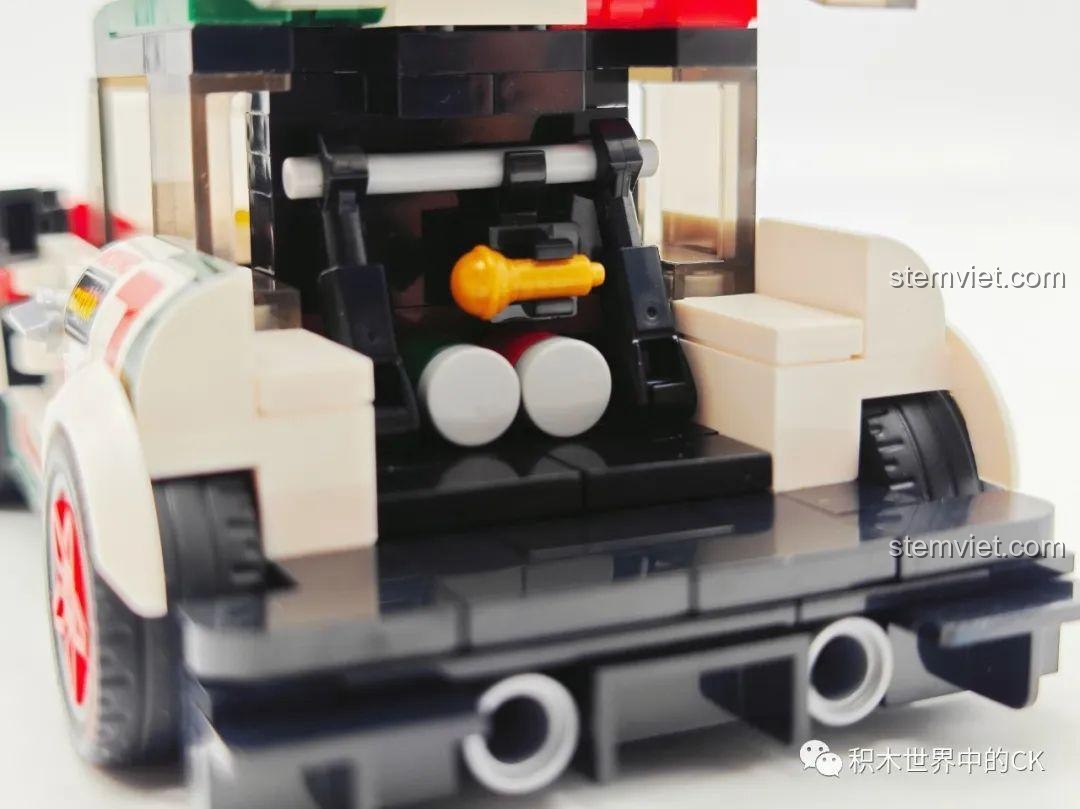 Mô hình xe đua SEMBO 714012 Xe Đua Mini Carnival Band BK.8 với nắp capo và cốp sau đều mở, thể hiện tính năng tương tác của mô hình.