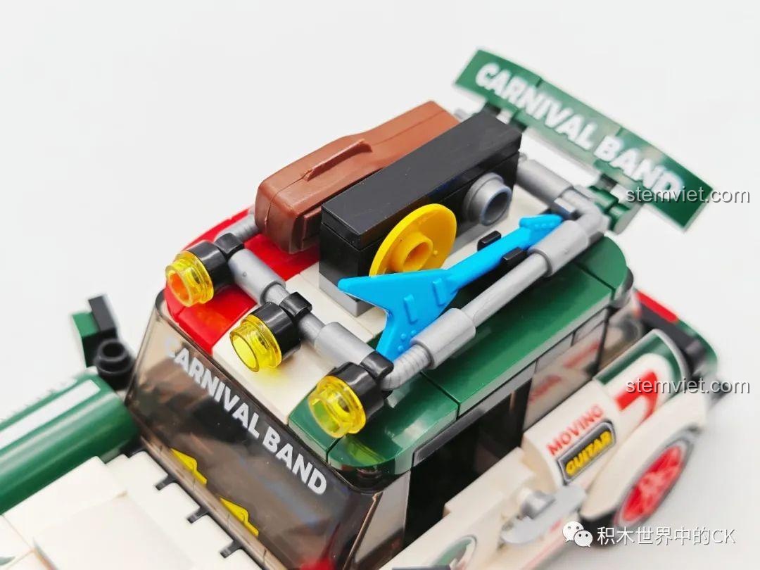 Mô hình xe đua SEMBO 714012 Xe Đua Mini Carnival Band BK.8 với cốp sau mở, cho thấy không gian chứa đồ bên trong và các phụ kiện âm nhạc.