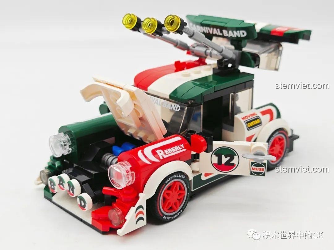 Góc nhìn từ phía sau của mô hình SEMBO 714012 Xe Đua Mini Carnival Band BK.8 với cốp mở, làm nổi bật không gian nội thất và các phụ kiện bên trong.