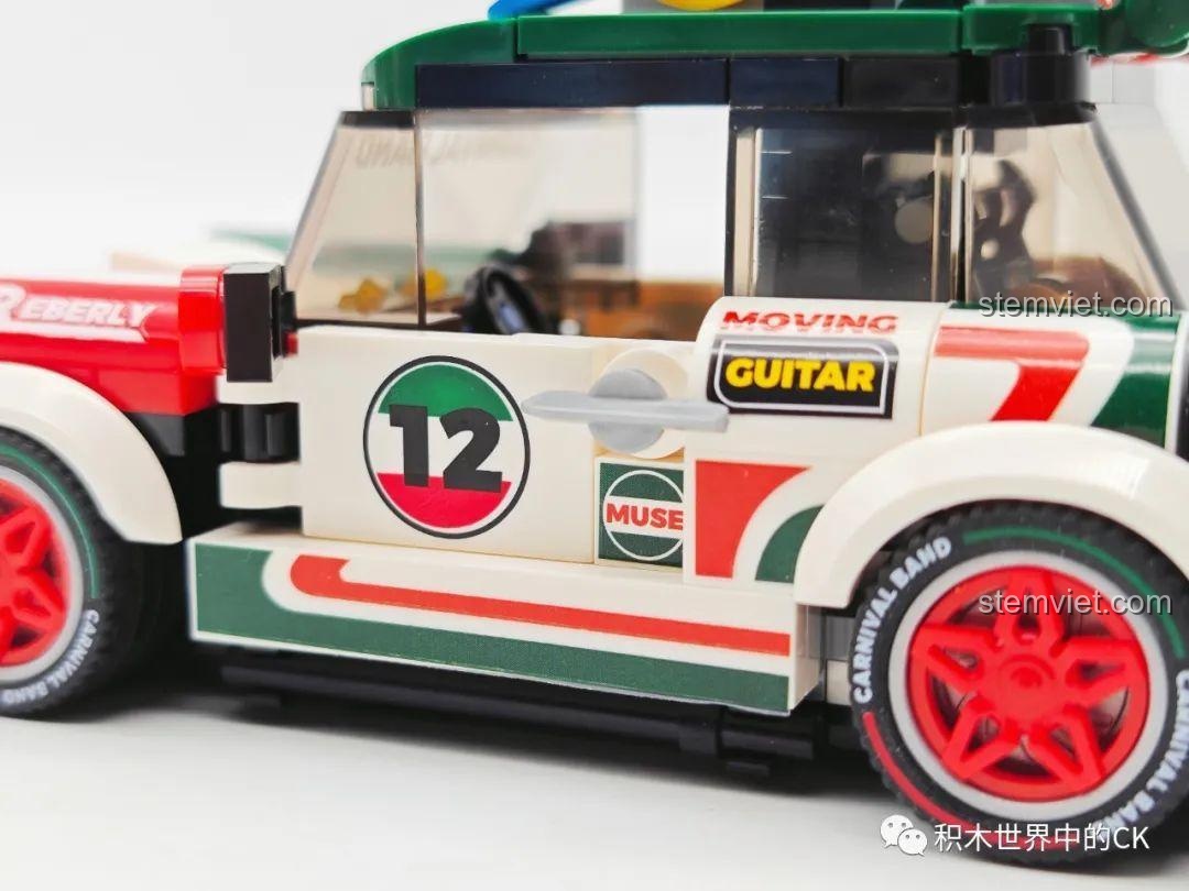 Mô hình xe đua SEMBO 714012 Xe Đua Mini Carnival Band BK.8 với cửa xe mở, cho thấy không gian nội thất bên trong và vô lăng.