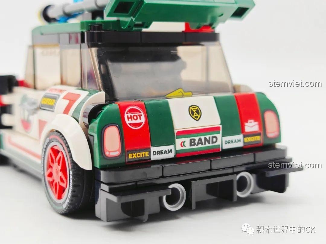 Các phụ kiện đàn guitar mini, trống mini, loa mini của bộ lắp ghép SEMBO 714012 Xe Đua Mini Carnival Band BK.8 được đặt gọn gàng trong cốp xe mở.