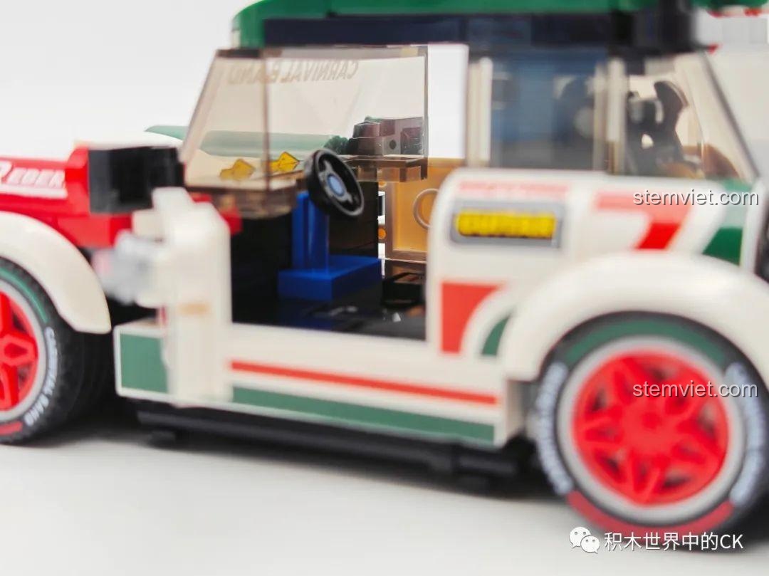 Cận cảnh các phụ kiện âm nhạc trên nóc xe của mô hình SEMBO 714012 Xe Đua Mini Carnival Band BK.8, bao gồm đàn guitar mini, trống và loa.