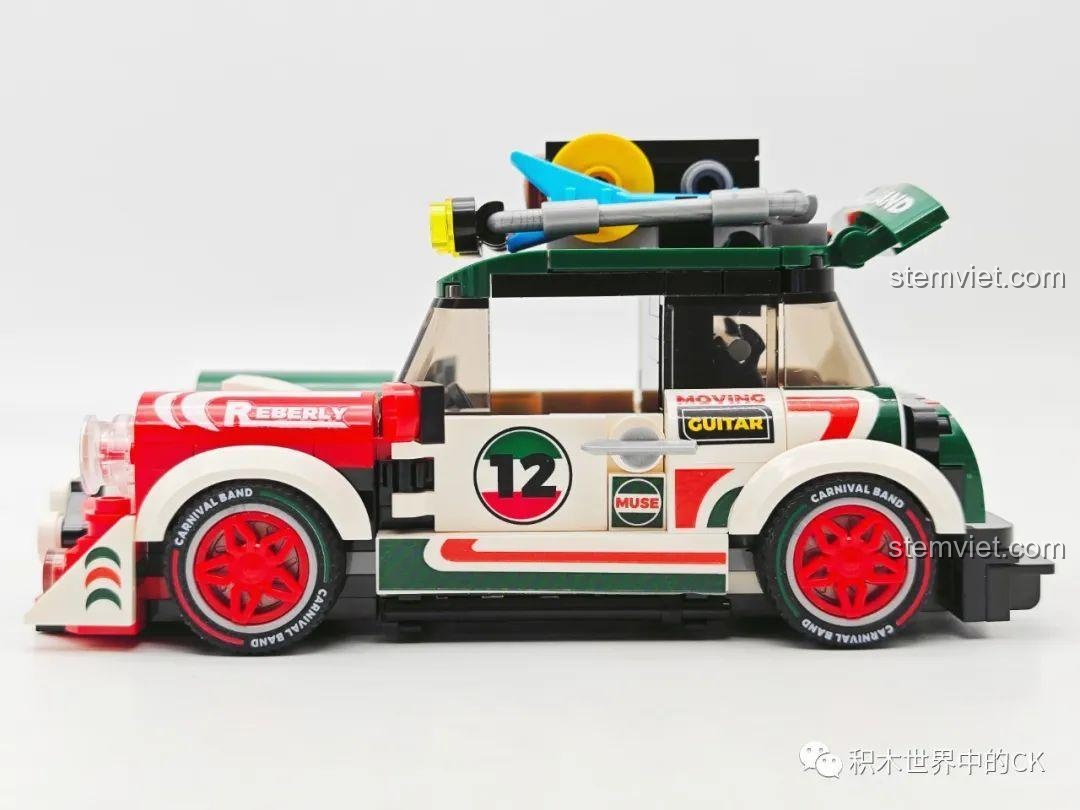 Góc nhìn bên hông của mô hình xe đua SEMBO 714012 Xe Đua Mini Carnival Band BK.8, với các chi tiết decal số 12 và chữ