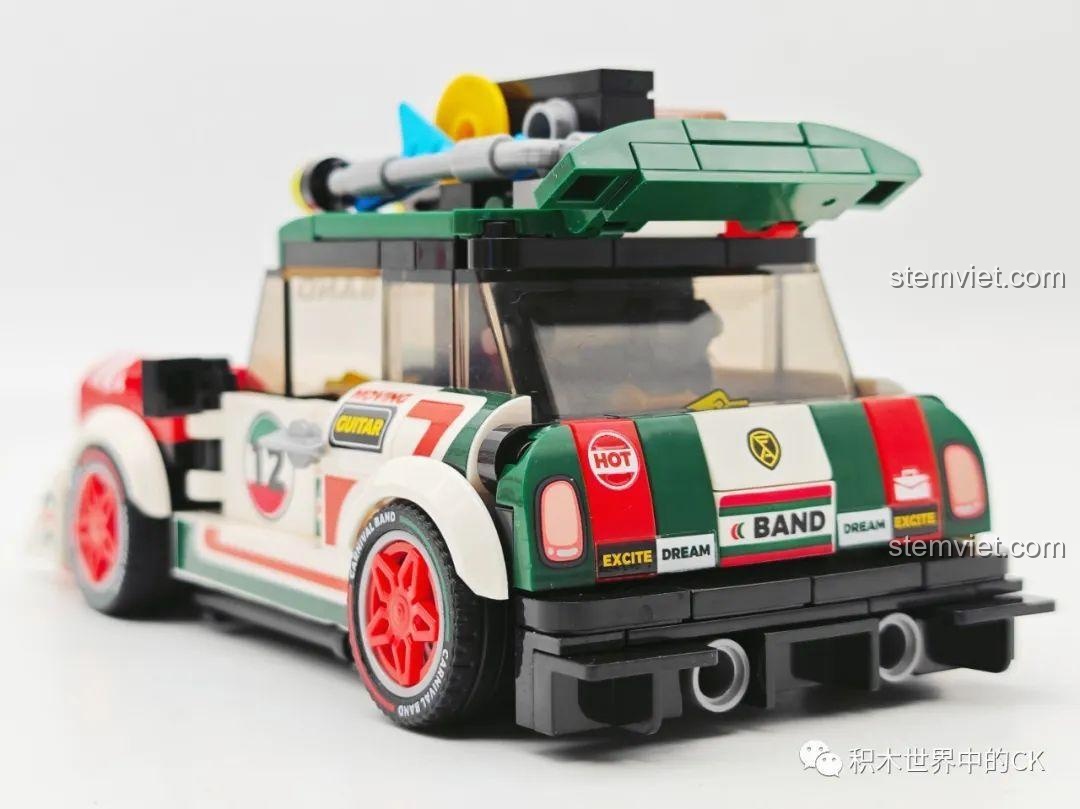 Góc nhìn 3/4 phía sau của mô hình xe đua SEMBO 714012 Xe Đua Mini Carnival Band BK.8, với thiết kế đuôi xe mạnh mẽ và cốp sau có thể mở.