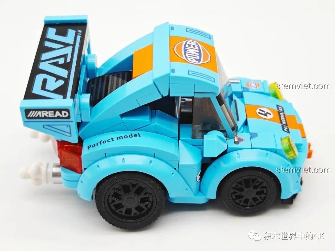 Cận cảnh bên hông Xe Đua Tí Hon SEMBO 714500 màu xanh lam, với cánh gió thể thao và bánh xe đen.