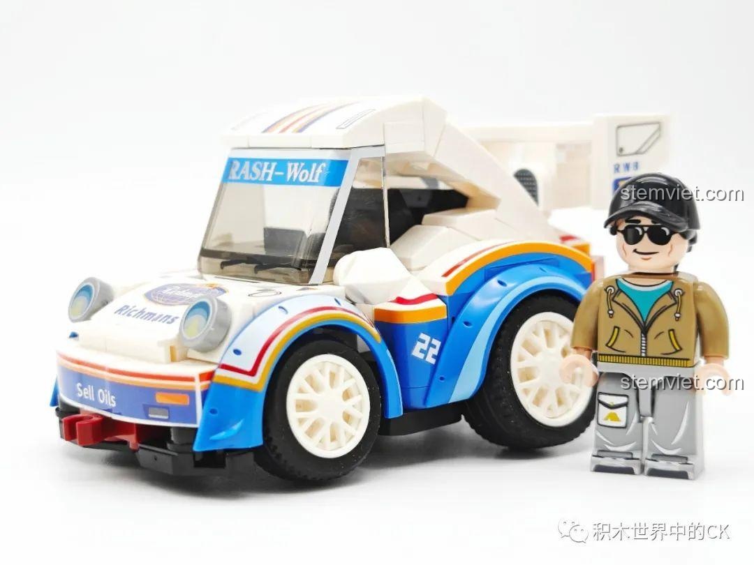 Góc nhìn phía sau của Xe Đua Tí Hon SEMBO 714500 màu xanh trắng, nổi bật cánh gió và chi tiết decal.