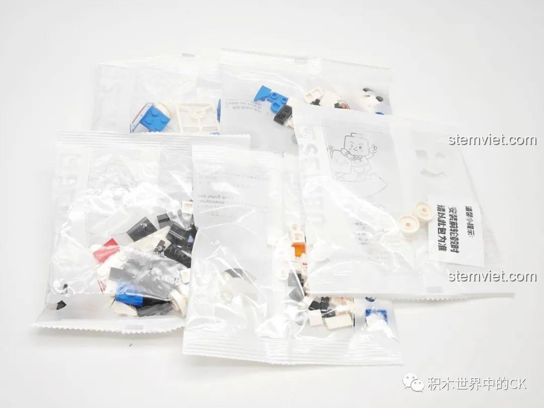 Các túi mảnh ghép của bộ lắp ghép Xe Đua Hoạt Hình SEMBO 714500, chất liệu nhựa an toàn ABS cao cấp.