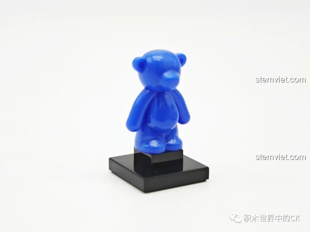 Minifigure gấu con màu xanh đi kèm bộ đồ chơi lắp ráp SEMBO 714500 Xe Đua Q-Style, tăng thêm niềm vui khi chơi.