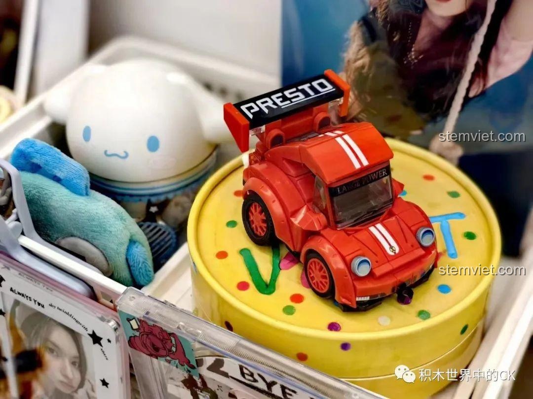 Xe Đua Đáng Yêu SEMBO 714500 màu xanh trắng được trưng bày trên bàn làm việc, thể hiện tính năng trang trí.